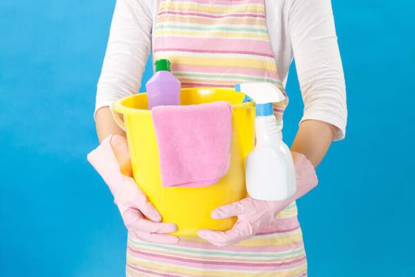 掃除用具をもつ女性