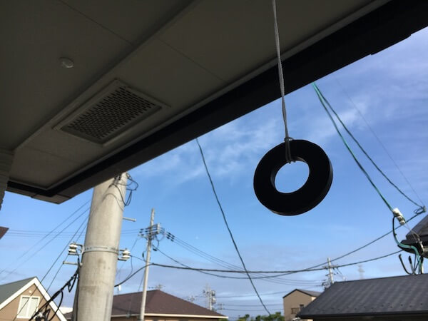 磁石をフックにぶら下げる