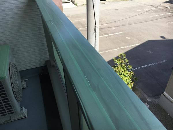 手すりの上に養生テープを貼る